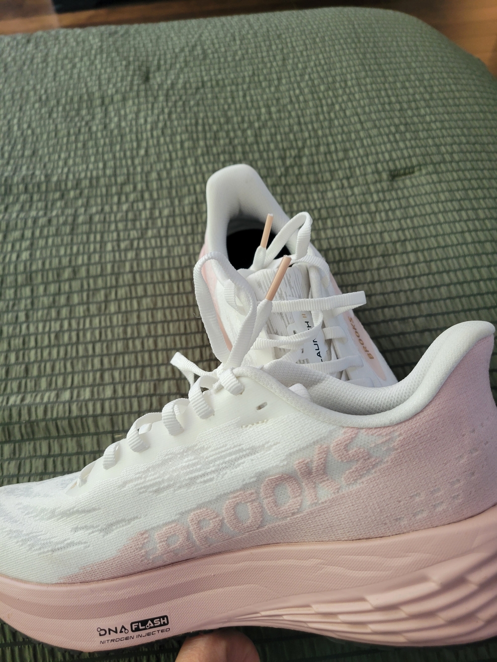 Brooks Launch 11 Women's Running Shoes — White with Pink Accents. Size 9 - Picture 4 of 6